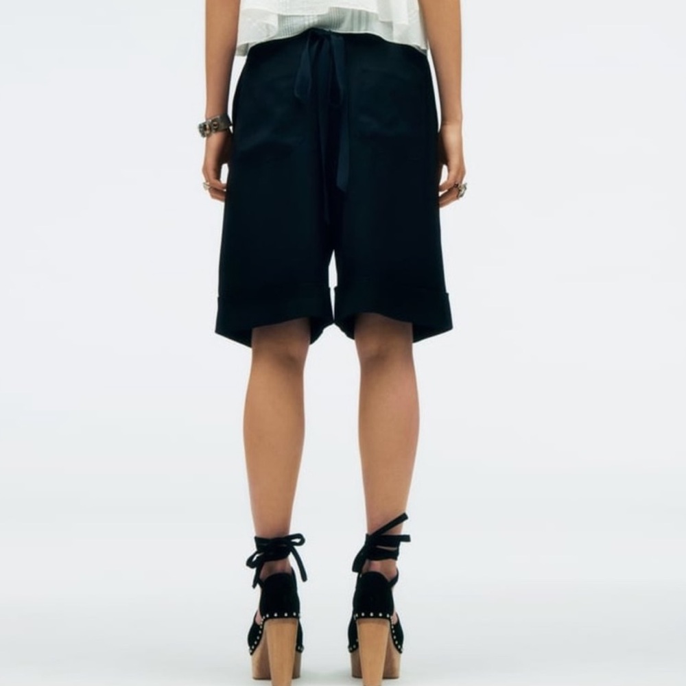 NWT ZARA 2023 BLACK PLEATED
VISCOSE HIGH WAIST BERMUDA SHORTS
LIMITED EDITION